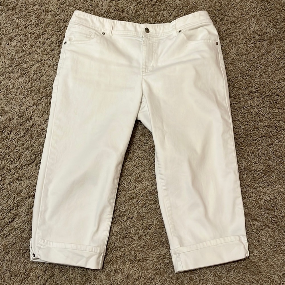 White ladies Chicos crops in comfortable cotton/Spandex fabric. Chicos Size 1.5.